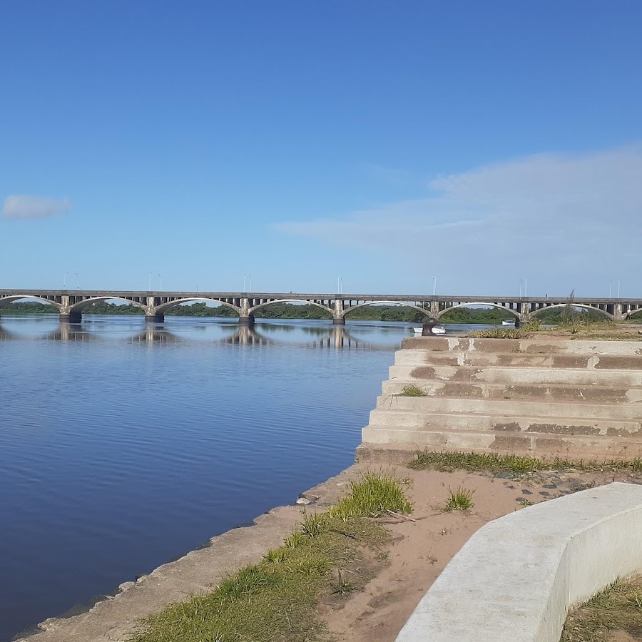 Torneira de água no fundo do prédio