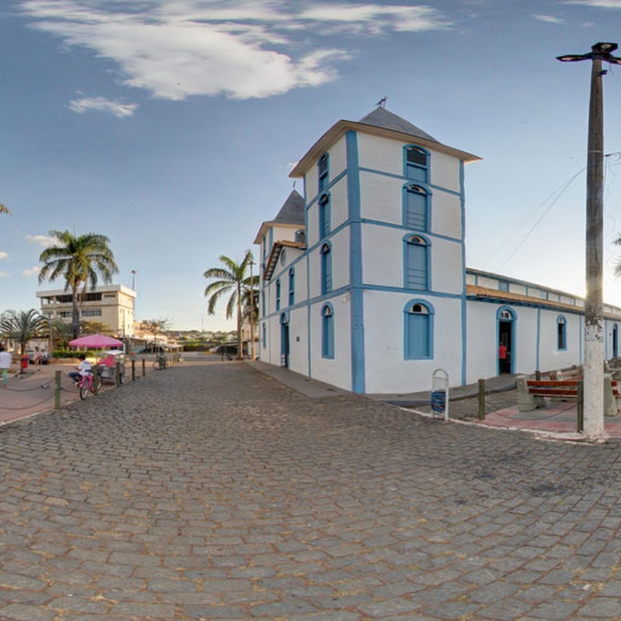 Atrás da igreja