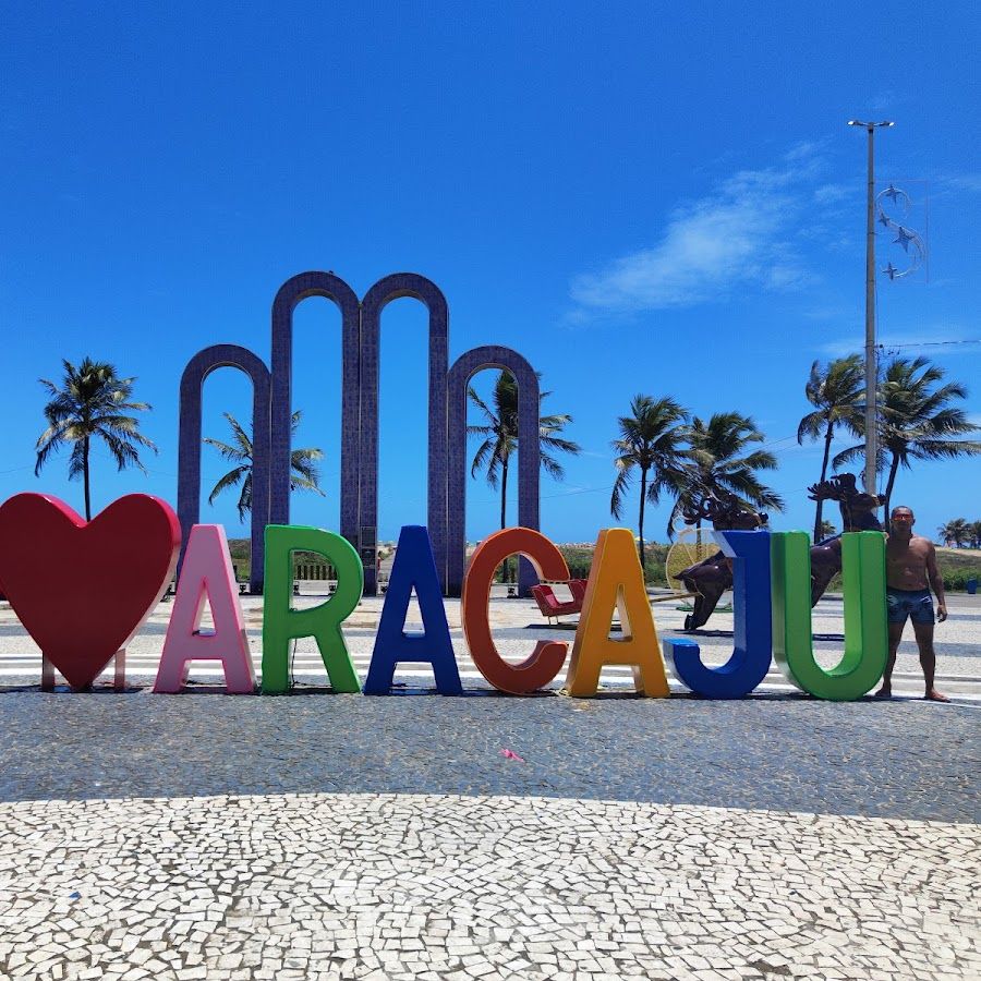 Em frente à praia