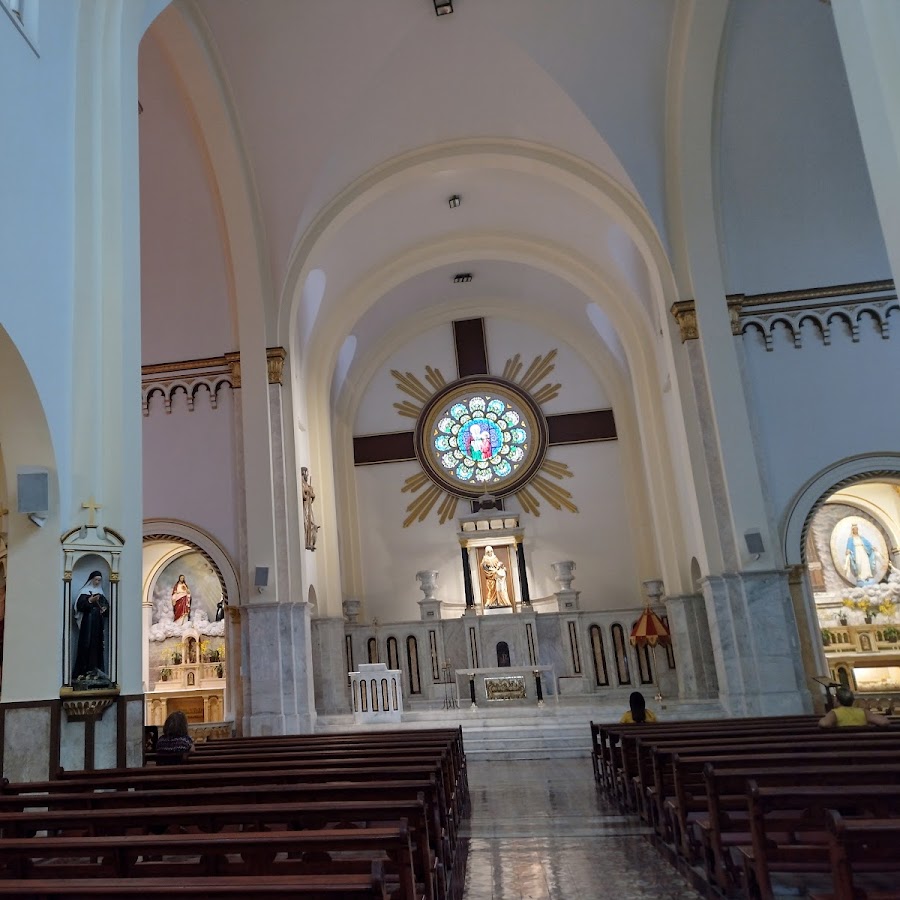 Entre o hotel e a Igreja.