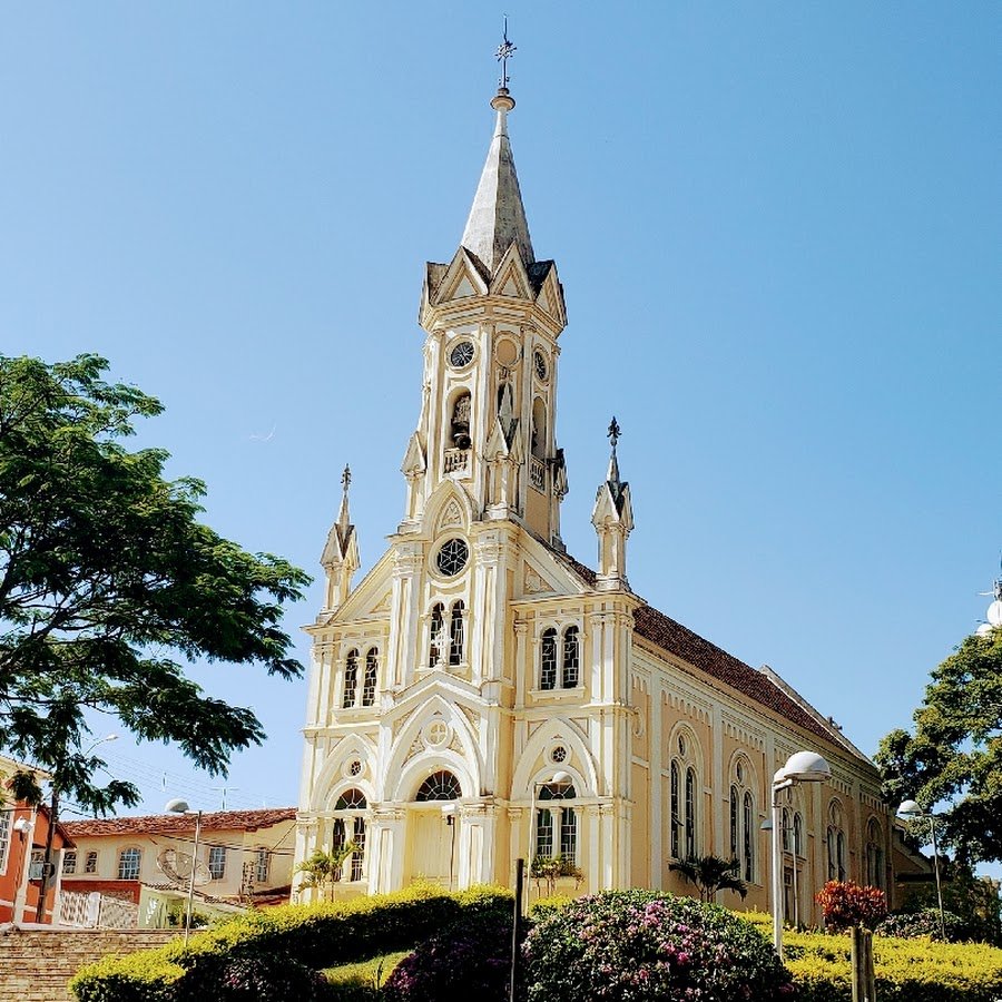 Entre Rios , Mg . Área pública ao lado da Igreja