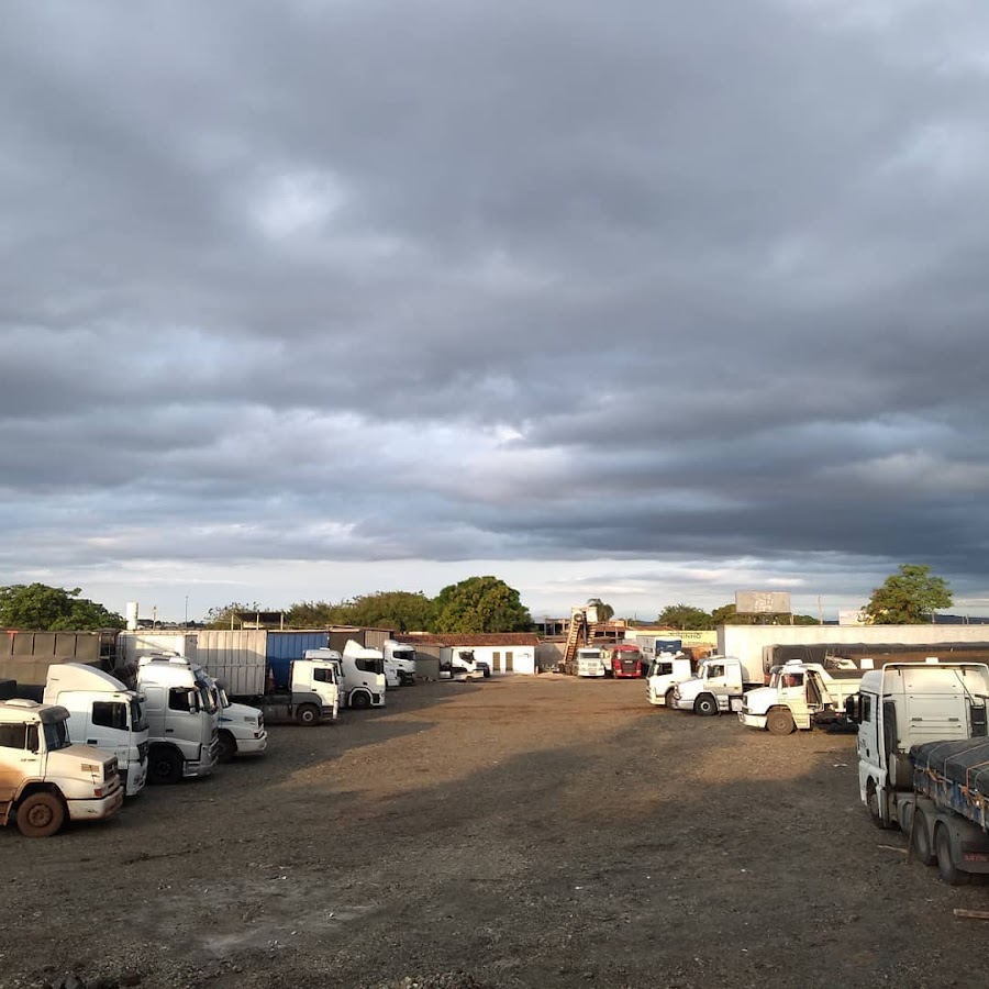 Estacionamento ao lado da lagoa