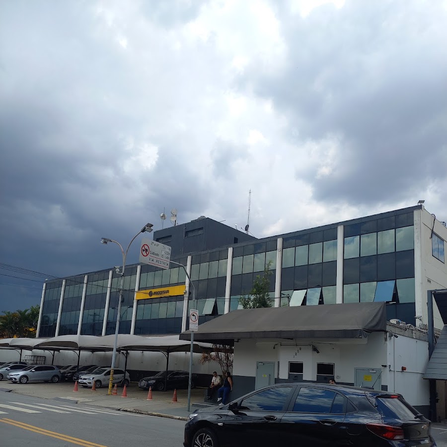 Estacionamento com seguranças