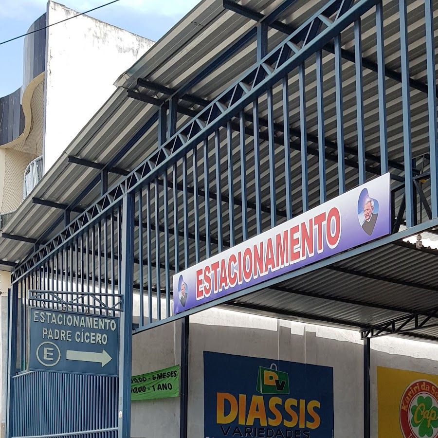 Grande estacionamento ao lado do Santuário P. Cícero
