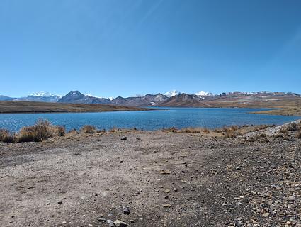 À beira do lago com ótimo panorama