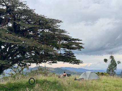 Acampamento de barraca ao lado da loja