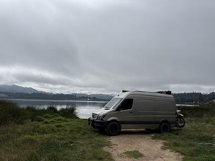Acampamento à beira do lago