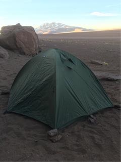 Acampamento protegido por rochas