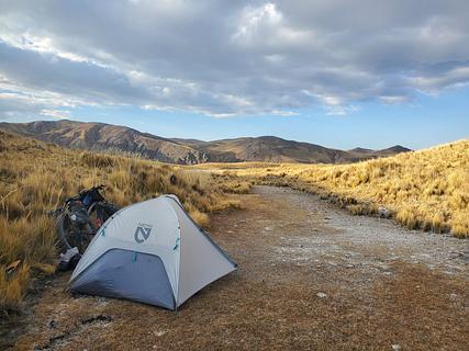 acampamento selvagem abaixo da estrada em lagoa seca