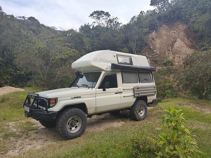 Acampamento selvagem à beira do rio