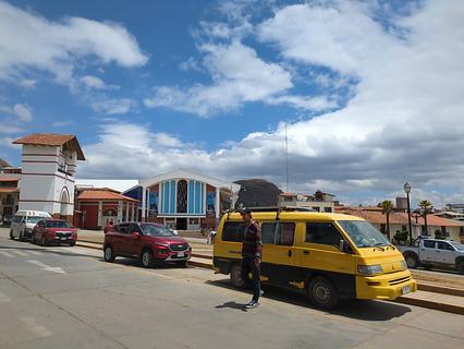 Acampamento selvagem na bela praça