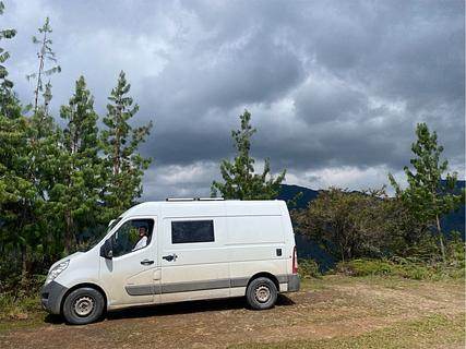 Acampamento selvagem em frente à entrada do Parque Nacional Podocarpus