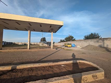 Acampamento selvagem em posto de gasolina antigo
