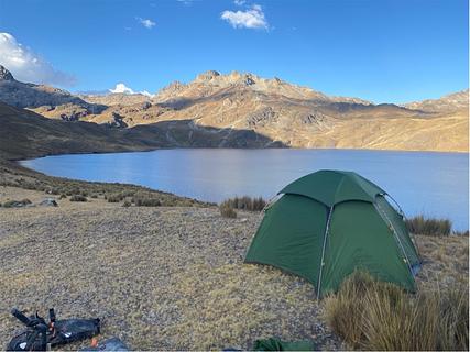 Acampamento com vista para o lago