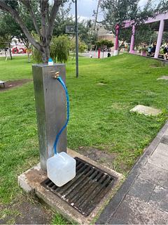 Água no parque perto da torre