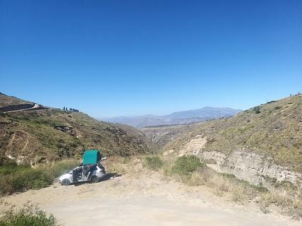 Al costado del camino