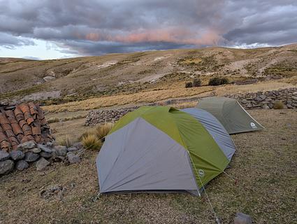 Ao lado de casas antigas