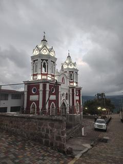 Ao lado da igreja