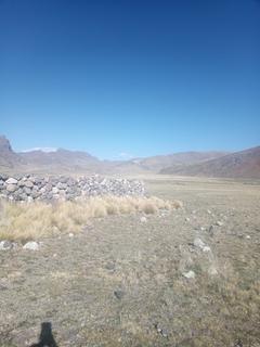Ao lado de muros de pedra