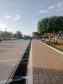 Área de estacionamento em frente ao parque