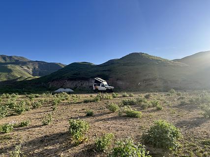 Área plana com vista para a montanha