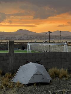 Atrás do campo de futebol