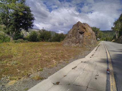 Atrás da pedra gigante