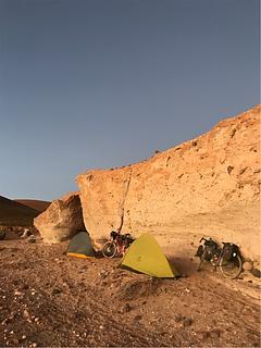 Belíssimo acampamento atrás de uma parede de pedra