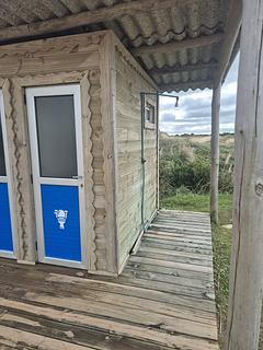 Box de chuveiro gratuito na praia quente