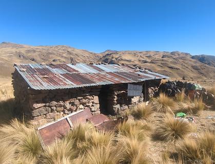 Cabana de pedra, telhado de metal