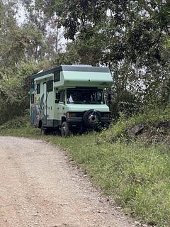 Cachoeira à beira da estrada