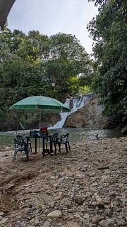cachoeira com piscina e bar