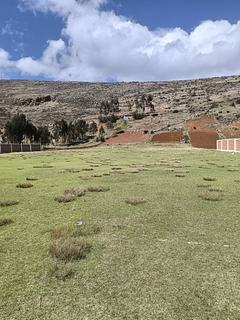 Campo de futebol atrás da igreja