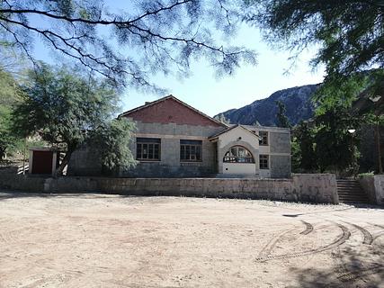casa abandonada ao lado do rio