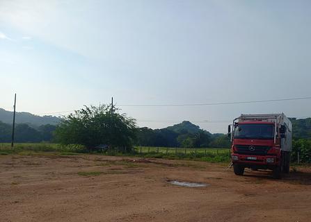 Em frente ao posto de gasolina Texco