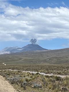 Em frente ao vulcão ativo Nevado Sabancaya