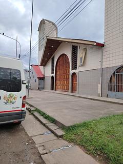 Em frente à igreja de Tingo Maria