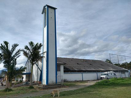 entre a igreja e o campo de futebol