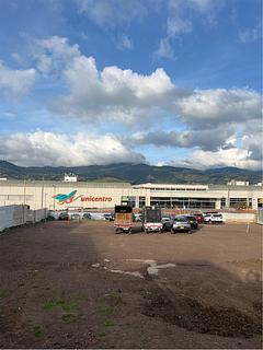 Estacionamento ao ar livre para o shopping