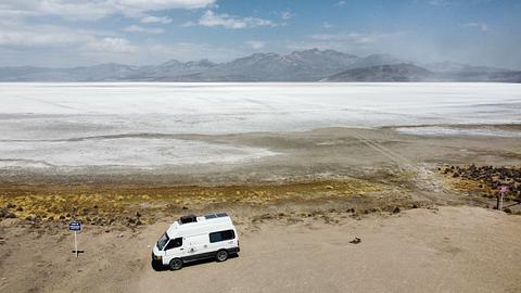 Estacionamento ao lado do Lago Salinas