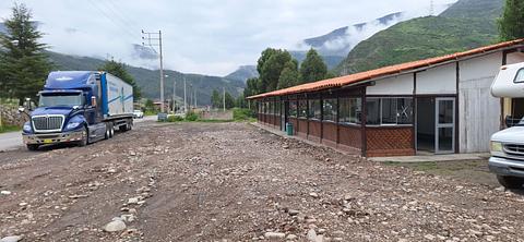 estacionamento ao lado de restaurante