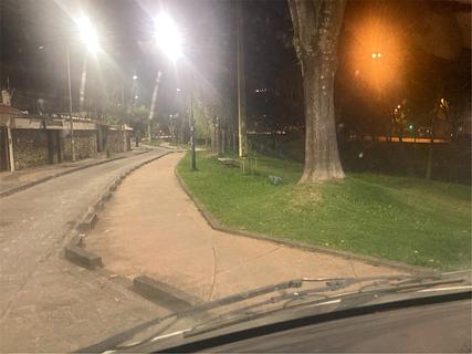 Estacionamento ao lado do Rio