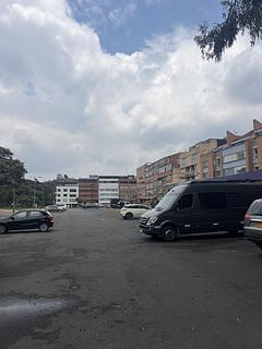 Estacionamento ao lado de um parque