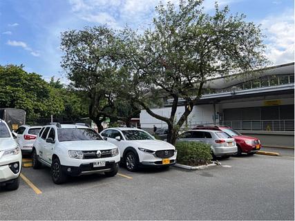 Estacionamento cercado enorme + garagem