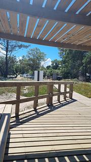 estacionamento em frente à praia