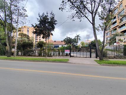 Estacionamento grande e seguro a céu aberto