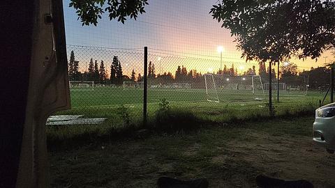 Estacionamento perto dos campos esportivos