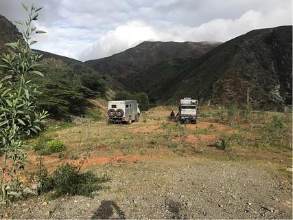 Estacionamento plano de cascalho