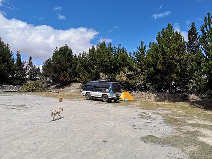Estacionamento com proteção contra o vento
