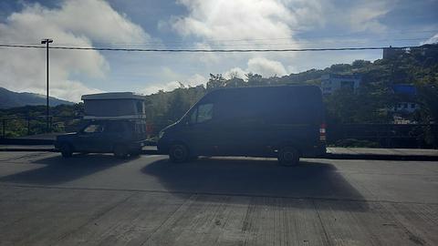Estacionamiento al lado de la iglesia